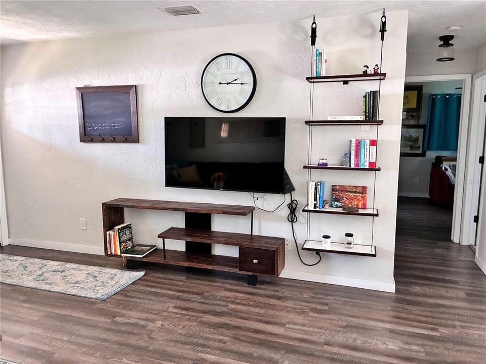 For Sale: $309,000 (2 beds, 1 baths, 891 Square Feet)