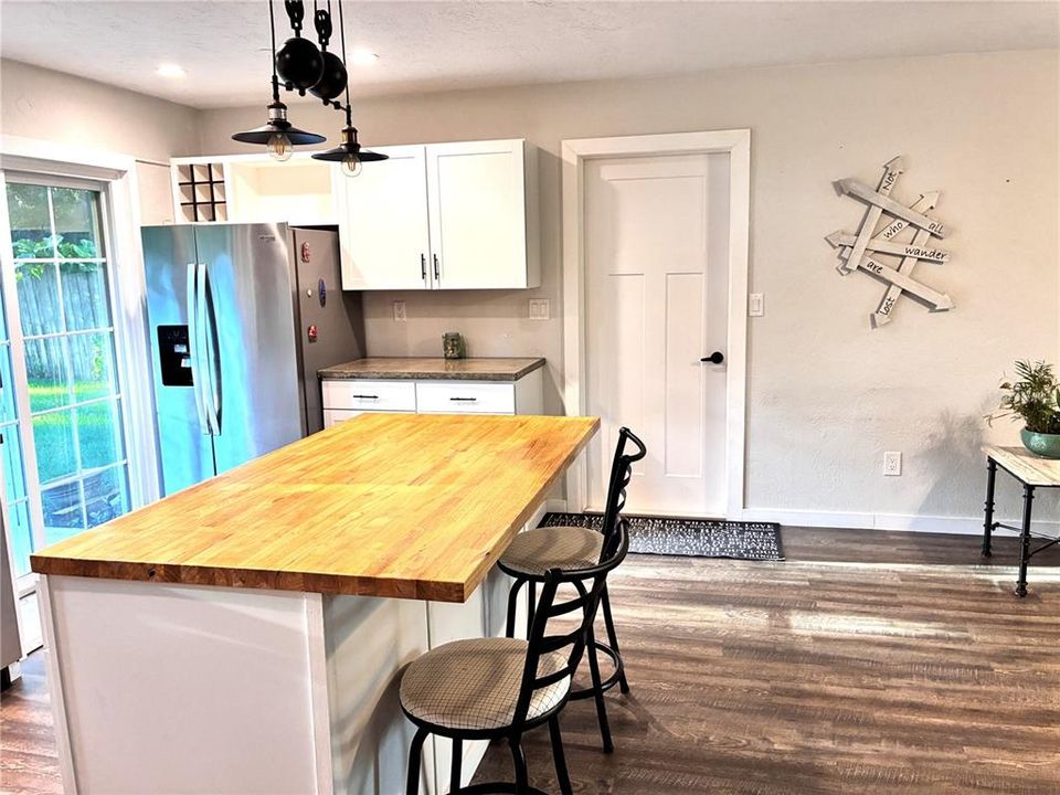 For Sale: $309,000 (2 beds, 1 baths, 891 Square Feet)