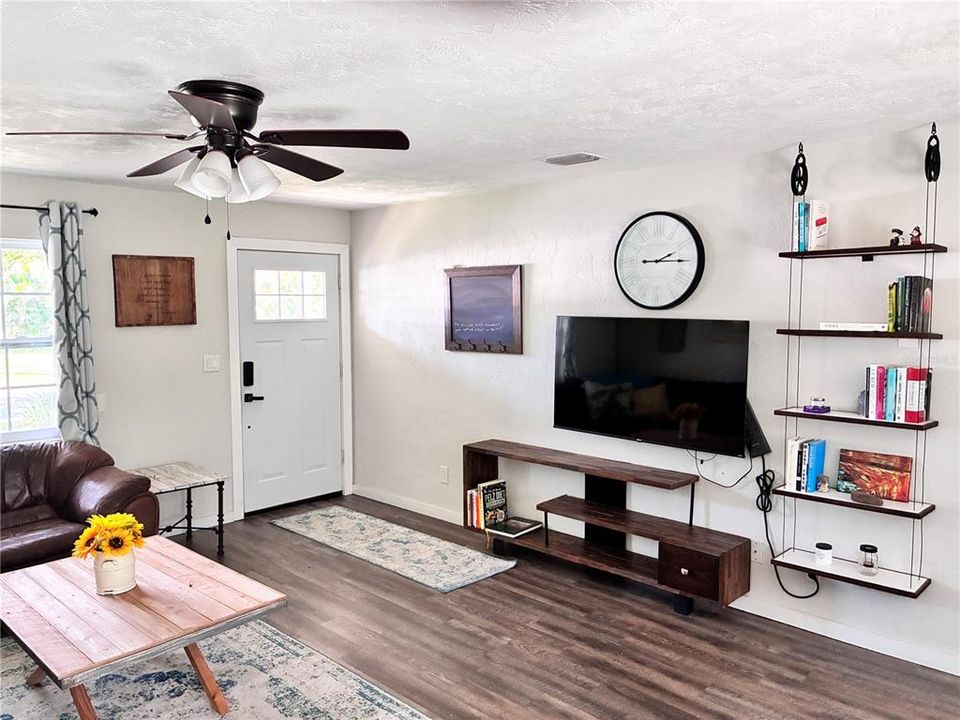For Sale: $309,000 (2 beds, 1 baths, 891 Square Feet)