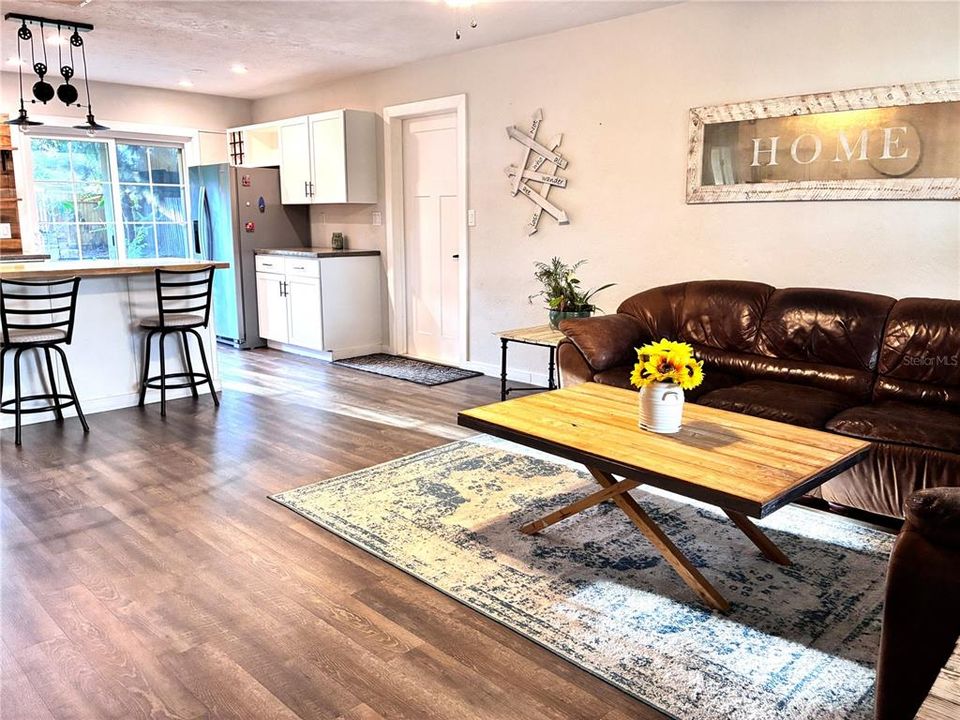 For Sale: $309,000 (2 beds, 1 baths, 891 Square Feet)