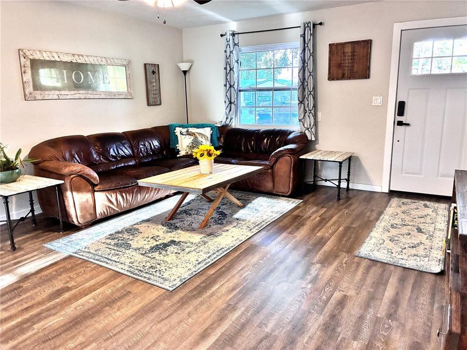 For Sale: $309,000 (2 beds, 1 baths, 891 Square Feet)