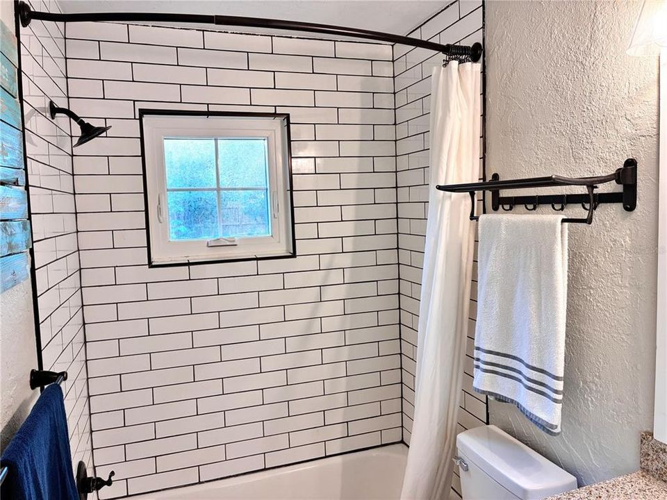 For Sale: $309,000 (2 beds, 1 baths, 891 Square Feet)