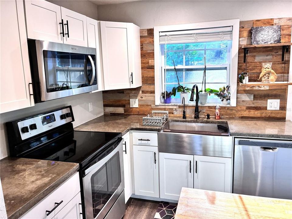 For Sale: $309,000 (2 beds, 1 baths, 891 Square Feet)