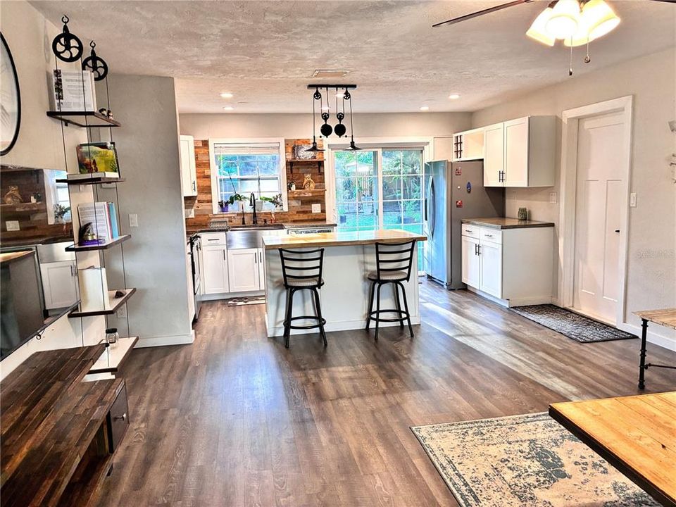 For Sale: $309,000 (2 beds, 1 baths, 891 Square Feet)