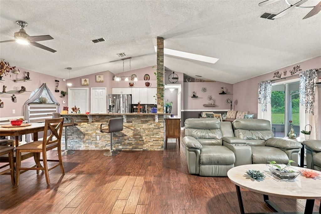 For Sale: $349,900 (3 beds, 2 baths, 1437 Square Feet)