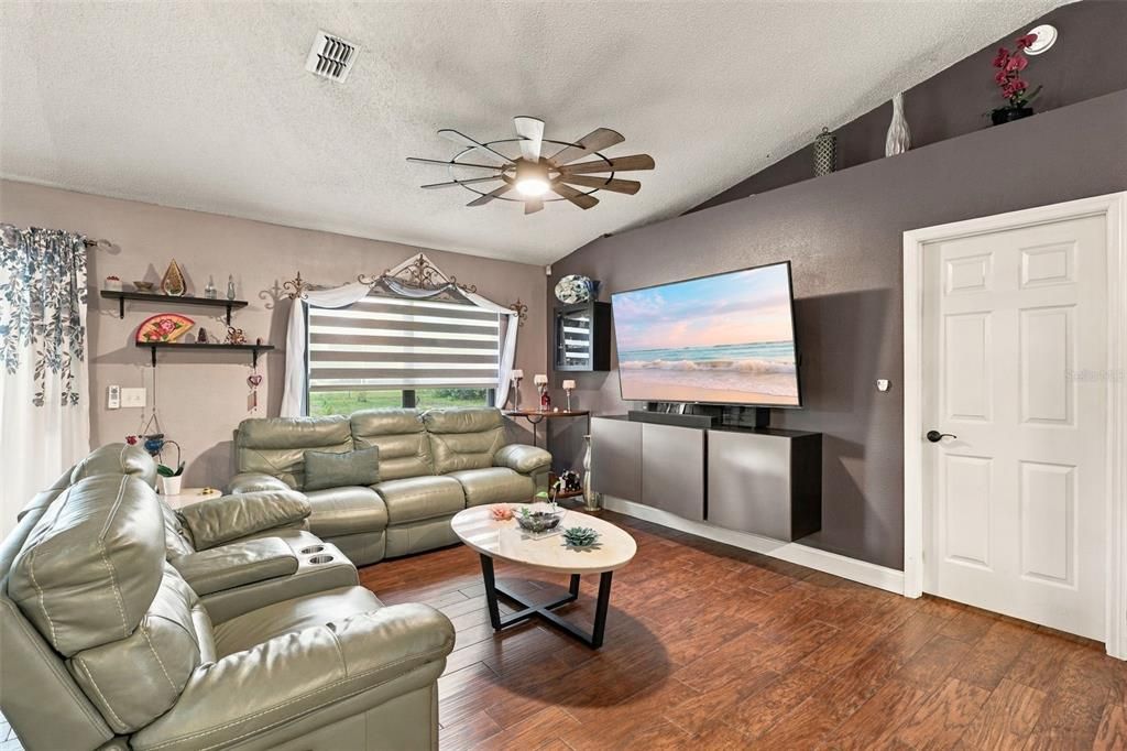 For Sale: $349,900 (3 beds, 2 baths, 1437 Square Feet)