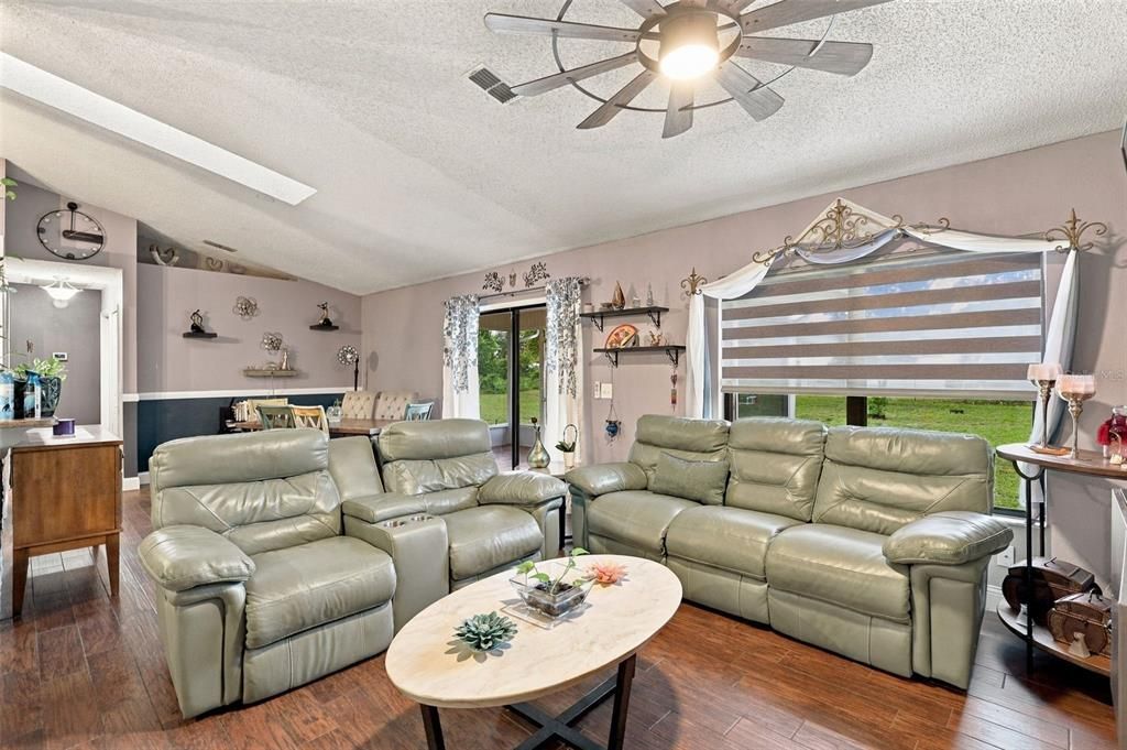 For Sale: $349,900 (3 beds, 2 baths, 1437 Square Feet)