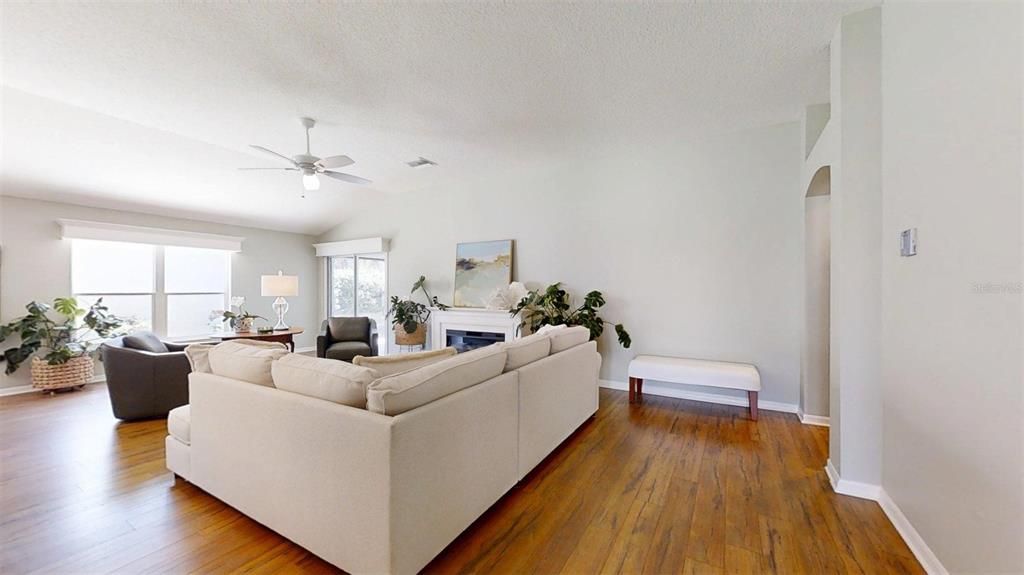 En Venta: $380,000 (3 camas, 2 baños, 1812 Pies cuadrados)
