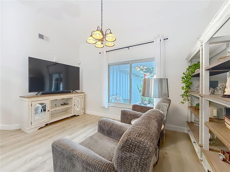 На продажу: $569,900 (3 спален, 2 ванн, 2028 Квадратных фут)