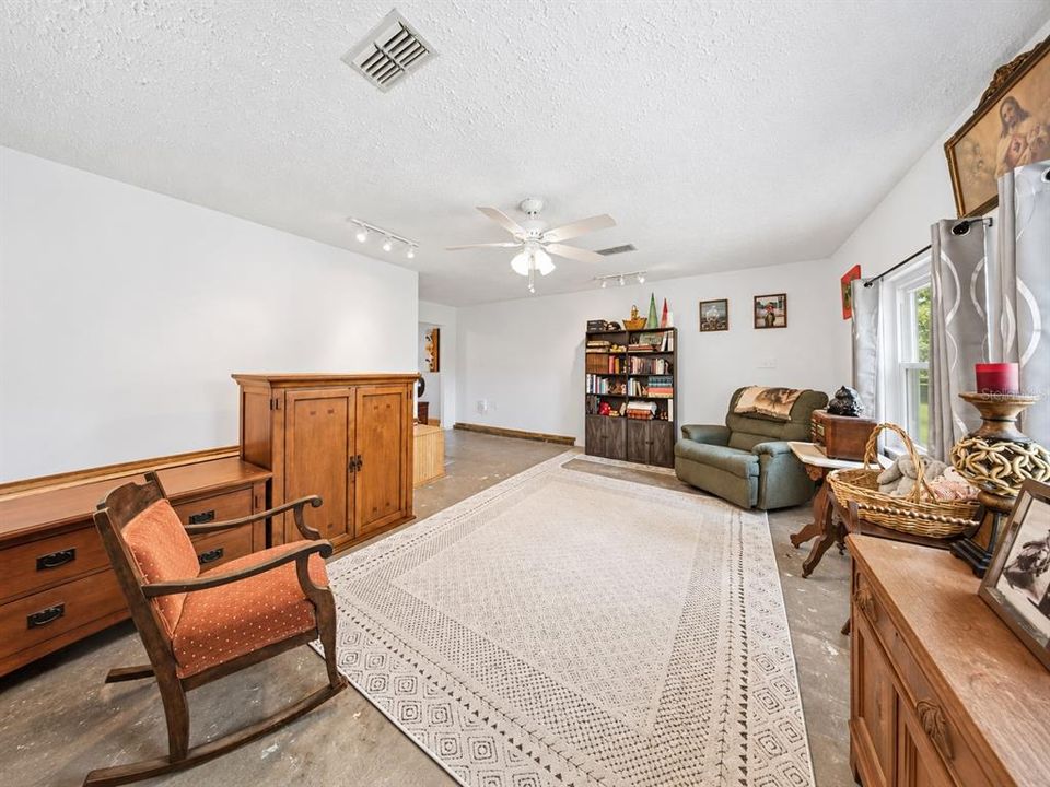 For Sale: $500,000 (3 beds, 2 baths, 1960 Square Feet)