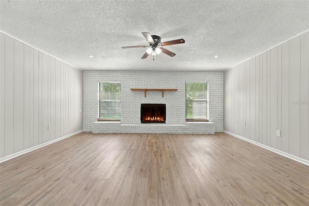 For Sale: $330,000 (4 beds, 2 baths, 1638 Square Feet)