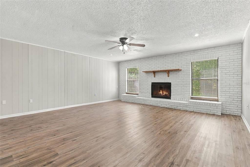 For Sale: $330,000 (4 beds, 2 baths, 1638 Square Feet)
