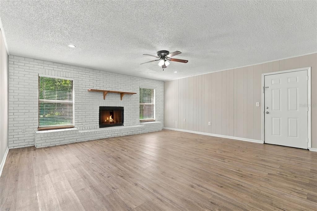 For Sale: $330,000 (4 beds, 2 baths, 1638 Square Feet)