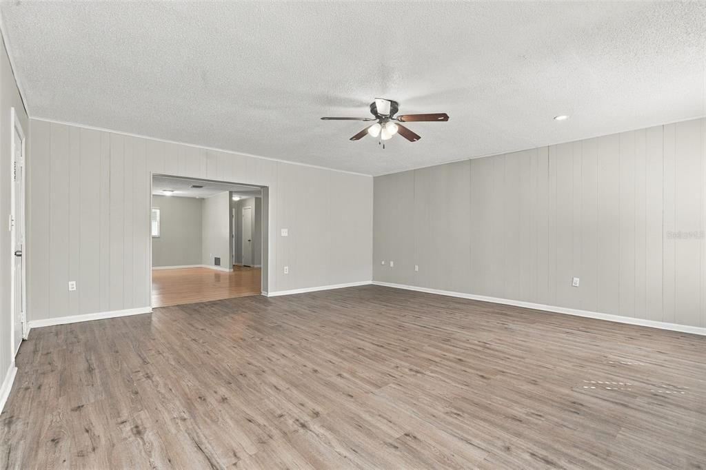 For Sale: $330,000 (4 beds, 2 baths, 1638 Square Feet)