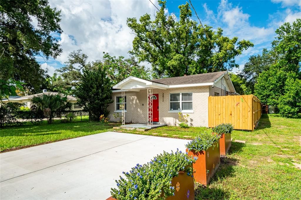 For Sale: $275,000 (3 beds, 1 baths, 990 Square Feet)