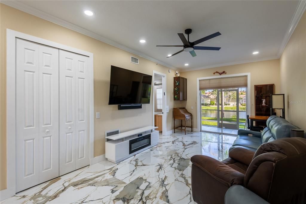 For Sale: $319,500 (2 beds, 2 baths, 1128 Square Feet)