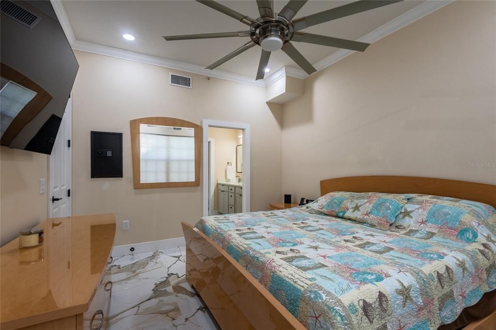 For Sale: $319,500 (2 beds, 2 baths, 1128 Square Feet)