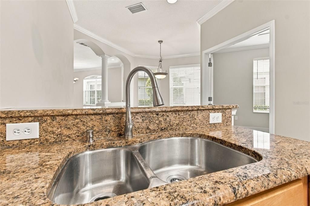 For Rent: $2,300 (3 beds, 2 baths, 1820 Square Feet)