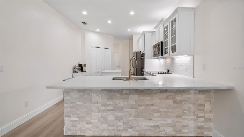 En Venta: $475,000 (4 camas, 2 baños, 2340 Pies cuadrados)