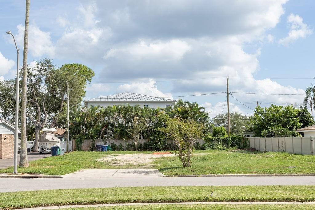 En Venta: $1,050,000 (0.22 acres)