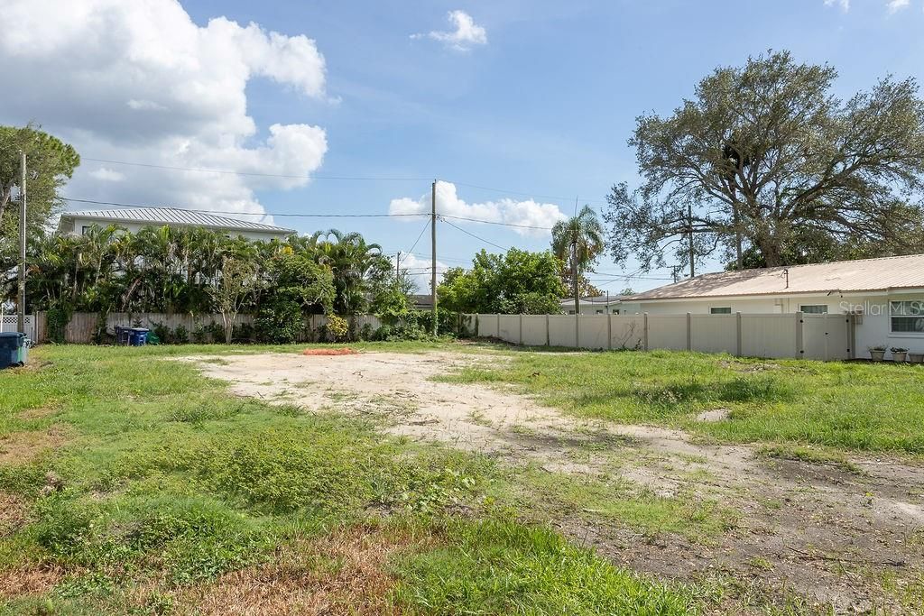En Venta: $1,050,000 (0.22 acres)