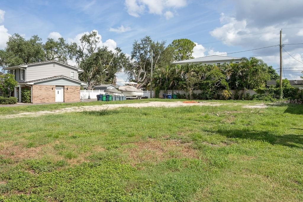 En Venta: $1,050,000 (0.22 acres)