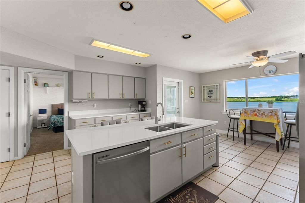 En Venta: $889,000 (4 camas, 3 baños, 2816 Pies cuadrados)