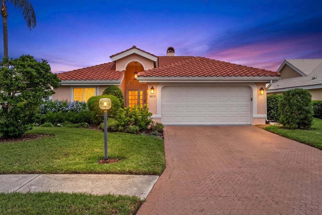 Activo con contrato: $549,900 (3 camas, 2 baños, 2003 Pies cuadrados)