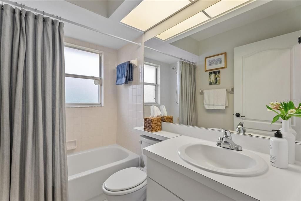 Activo con contrato: $549,900 (3 camas, 2 baños, 2003 Pies cuadrados)