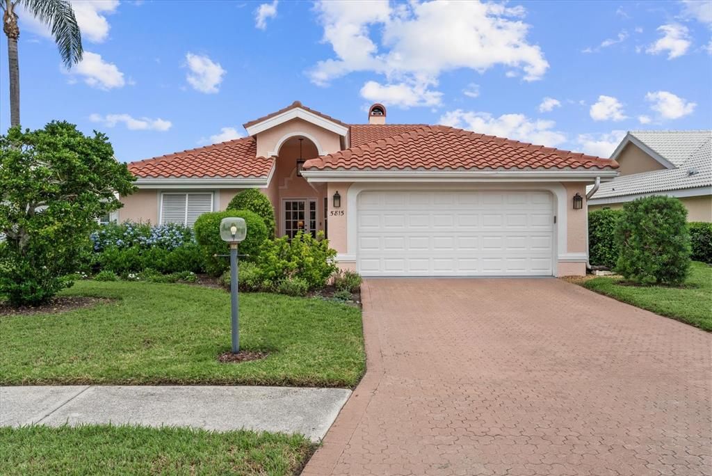 Activo con contrato: $549,900 (3 camas, 2 baños, 2003 Pies cuadrados)