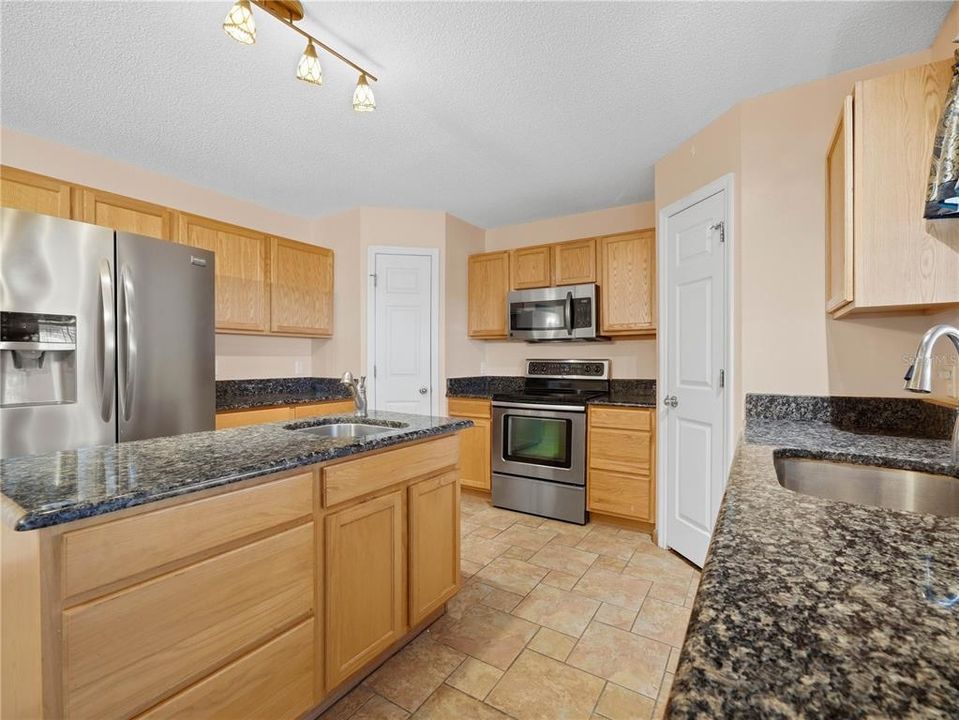 : $369,900 (4 спален, 2 ванн, 2836 Квадратных фут)