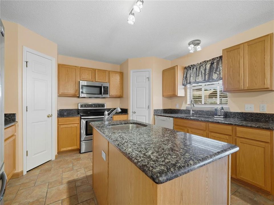 : $369,900 (4 спален, 2 ванн, 2836 Квадратных фут)