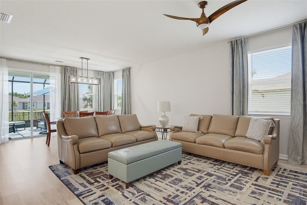 En Venta: $499,000 (4 camas, 2 baños, 2000 Pies cuadrados)