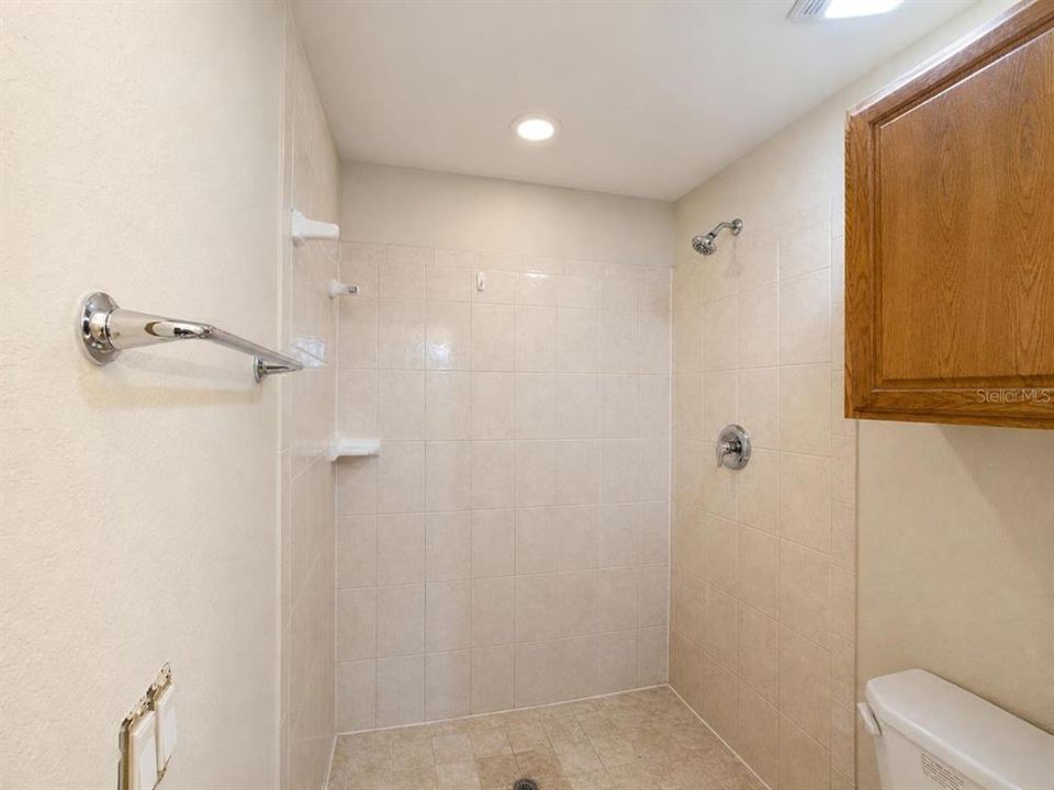For Rent: $1,750 (3 beds, 2 baths, 2936 Square Feet)