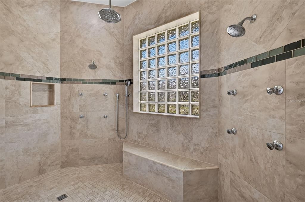 En Venta: $979,000 (4 camas, 3 baños, 3202 Pies cuadrados)