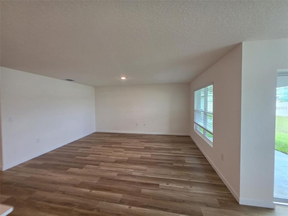 For Rent: $2,000 (3 beds, 2 baths, 1672 Square Feet)