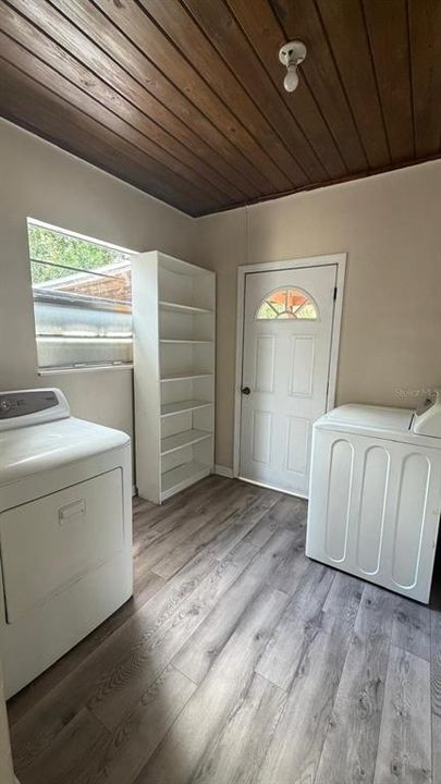 For Sale: $187,500 (2 beds, 1 baths, 923 Square Feet)