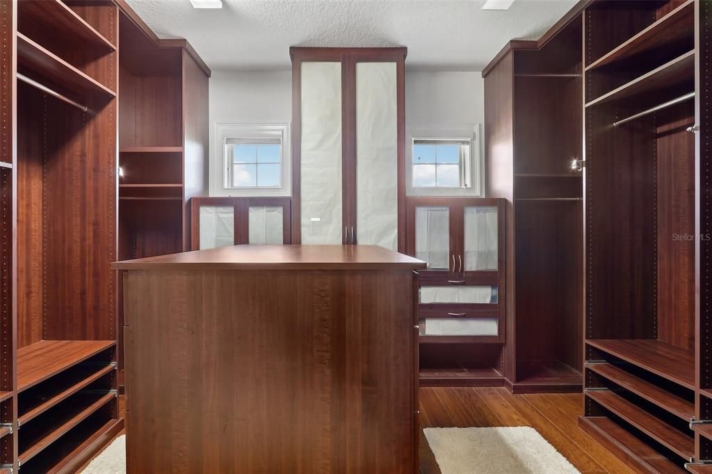 For Sale: $1,850,000 (5 beds, 5 baths, 5118 Square Feet)