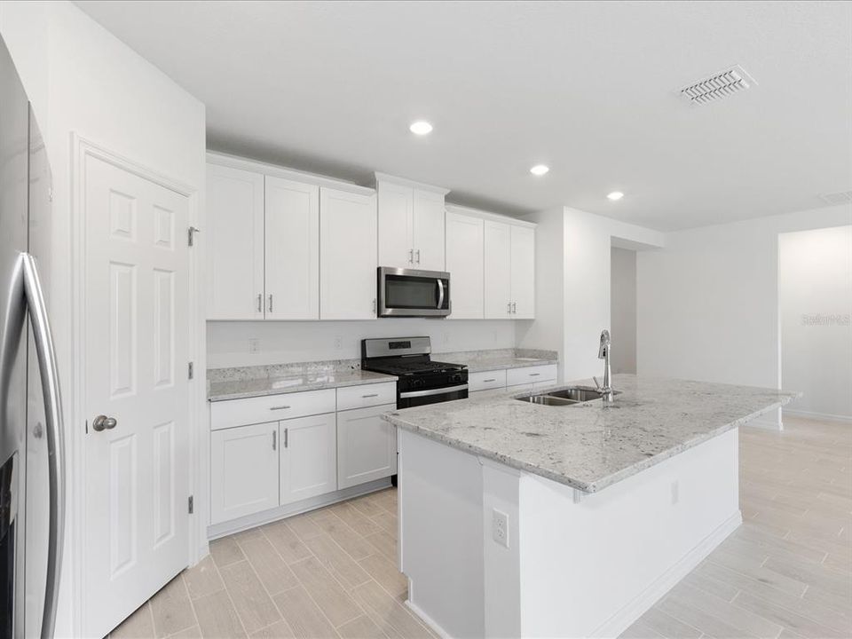 For Sale: $500,000 (4 beds, 3 baths, 2486 Square Feet)