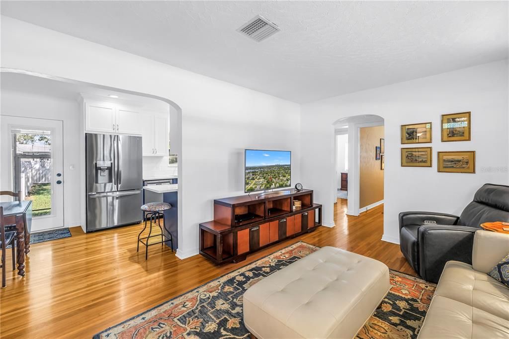 For Sale: $399,000 (2 beds, 1 baths, 908 Square Feet)