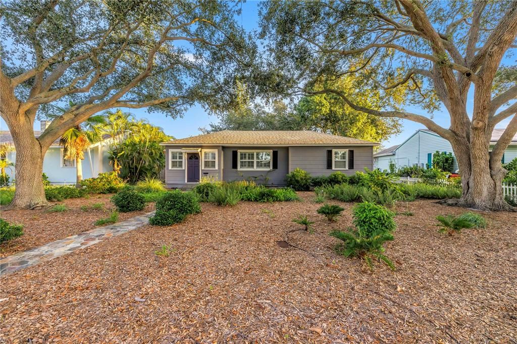 For Sale: $399,000 (2 beds, 1 baths, 908 Square Feet)