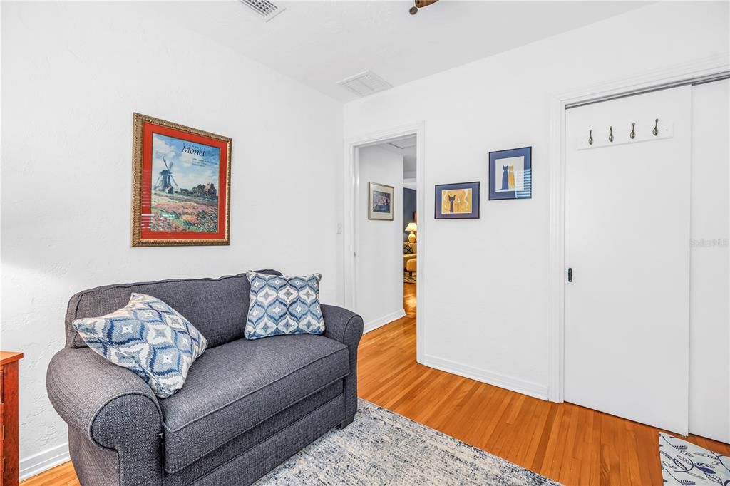 For Sale: $399,000 (2 beds, 1 baths, 908 Square Feet)