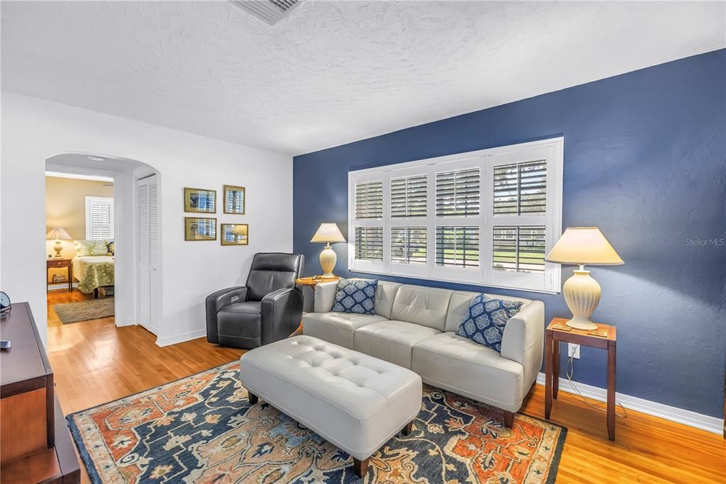 For Sale: $399,000 (2 beds, 1 baths, 908 Square Feet)