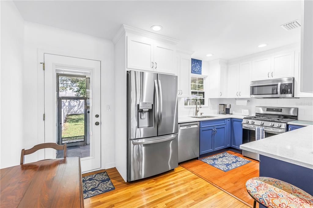 For Sale: $399,000 (2 beds, 1 baths, 908 Square Feet)