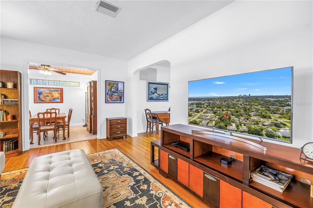 For Sale: $399,000 (2 beds, 1 baths, 908 Square Feet)