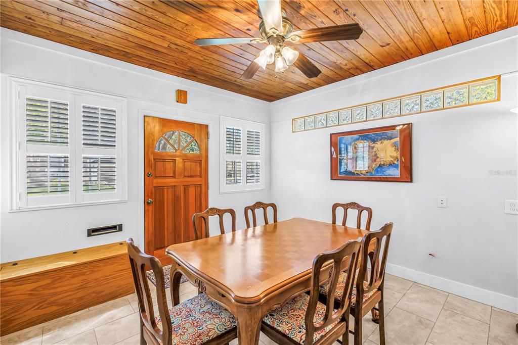 For Sale: $399,000 (2 beds, 1 baths, 908 Square Feet)