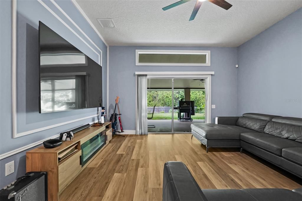 En Venta: $385,000 (4 camas, 2 baños, 1665 Pies cuadrados)