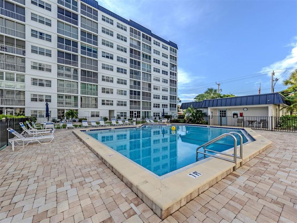 На продажу: $224,900 (2 спален, 2 ванн, 900 Квадратных фут)