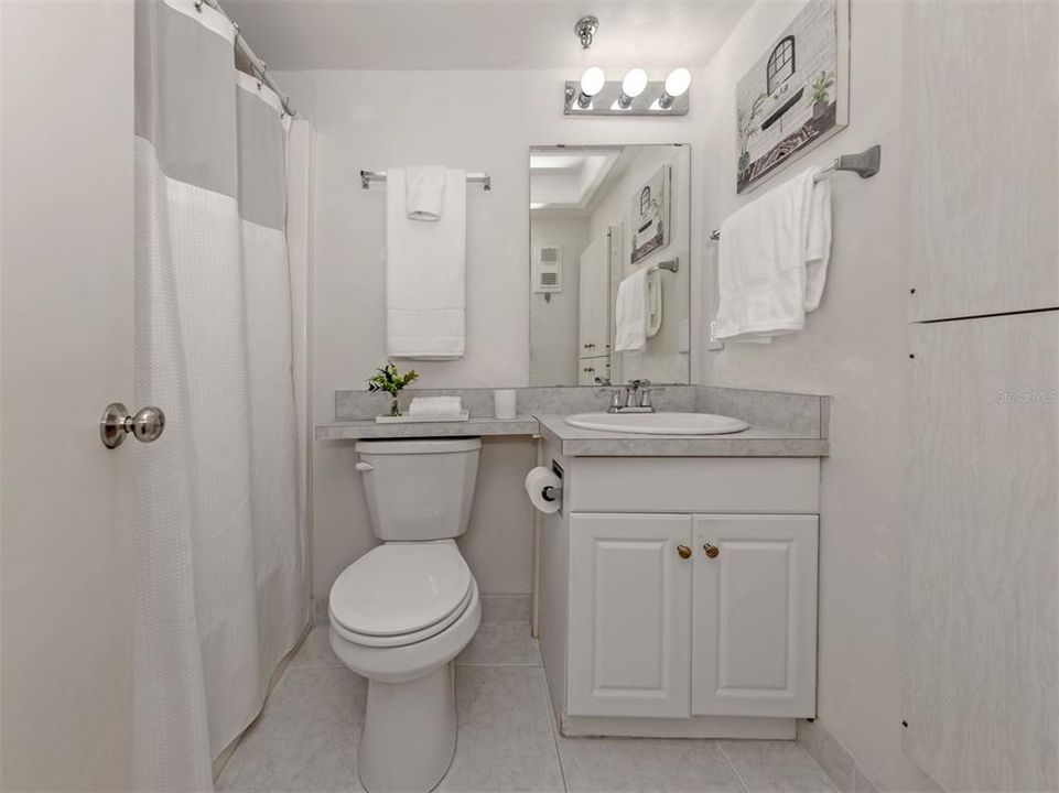 На продажу: $224,900 (2 спален, 2 ванн, 900 Квадратных фут)