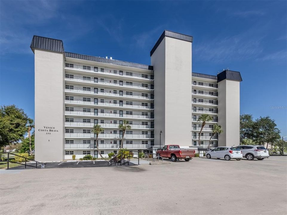 На продажу: $224,900 (2 спален, 2 ванн, 900 Квадратных фут)